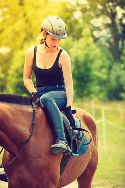 Jockey meisje doet paard rijden op platteland weide — Stockfoto