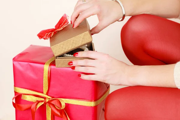 Arany ajándék doboz megnyitása gyöngy ékszer női kezek — Stock Fotó