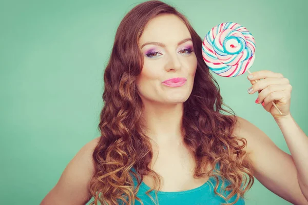 Lachende meisje met lollipop candy op groenblauw — Stockfoto