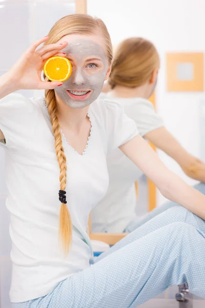 Ευτυχισμένη γυναίκα έχοντας ακτινίδιο εκμετάλλευση μάσκα προσώπου — Φωτογραφία Αρχείου