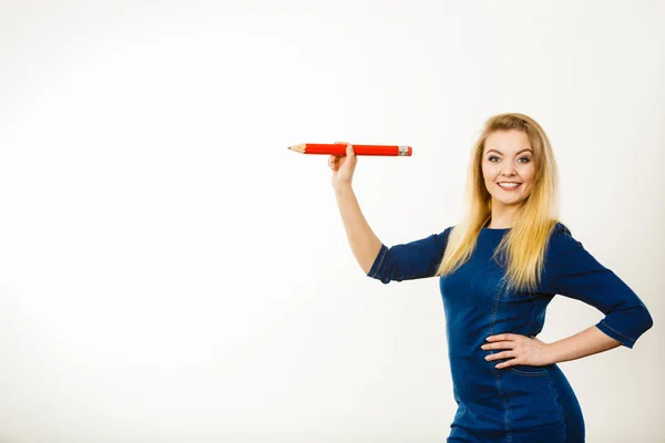 Mujer positiva sostiene lápiz grande en la mano — Foto de Stock