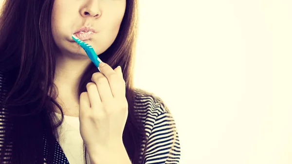 Woman brushing cleaning teeth. — Stock Photo, Image