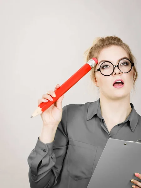 Mujer de negocios pensamiento intensivo y escritura — Foto de Stock