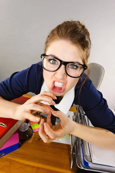 Arg galen bossig affärskvinna är rasande — Stockfoto