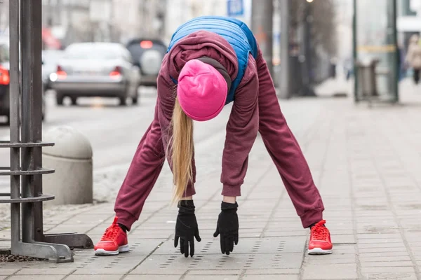 Sporty girl stretching outdoor on city street. — Stock Photo, Image