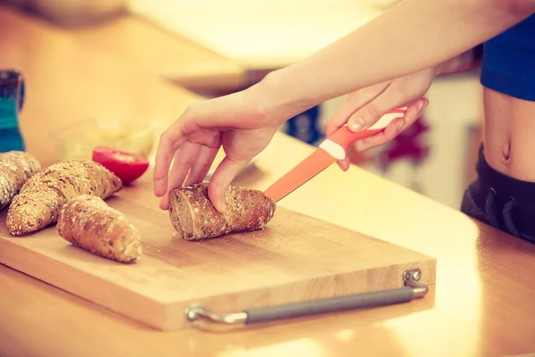 Sandviç kesme ekmek yapma kadın — Stok fotoğraf