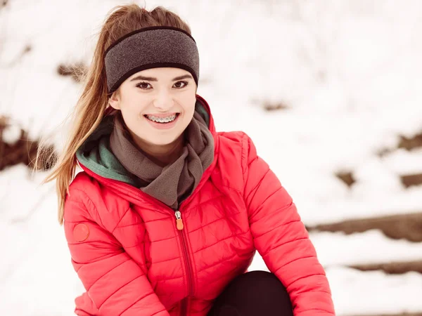 Mulher vestindo roupas esportivas durante o inverno — Fotografia de Stock