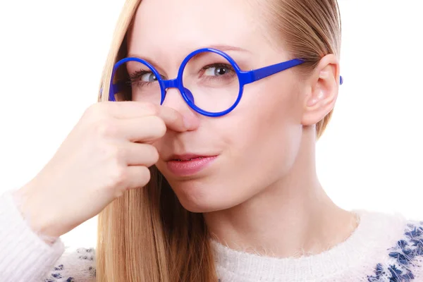 Nerdy vrouw met neus slechte geur ruiken — Stockfoto