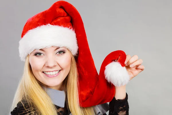 Donna felice con cappello da aiutante di Babbo Natale — Foto Stock