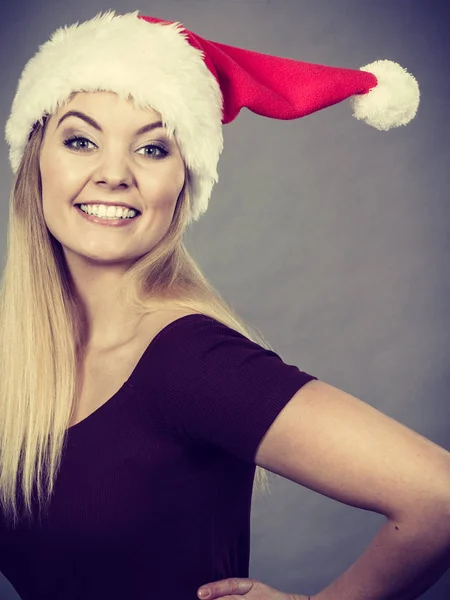 サンタ クロース ヘルパーの帽子を身に着けている幸せな女 — ストック写真