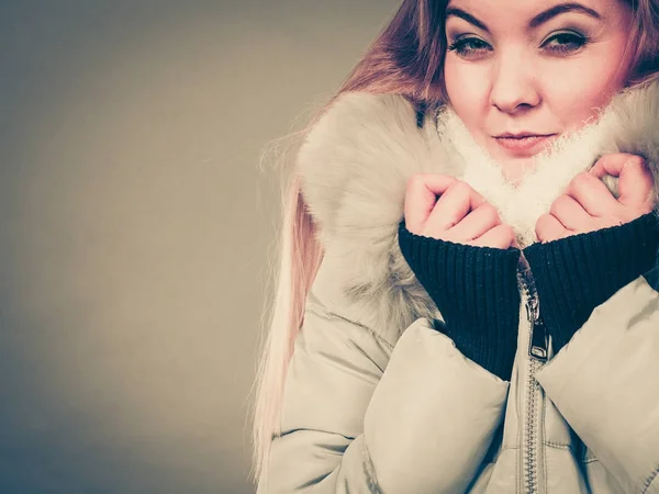 Vrouw winter warme furry jas dragen — Stockfoto