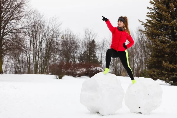 Γυναίκα που φοράει αθλητικά ρούχα άσκηση κατά τη διάρκεια του χειμώνα — Φωτογραφία Αρχείου