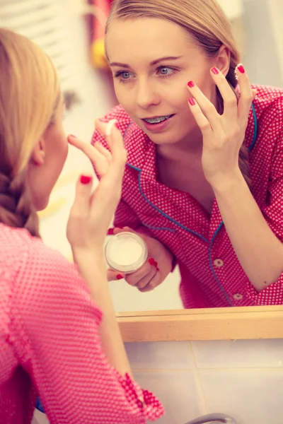 Mujer aplicando crema hidratante para la piel. Cáscara . — Foto de Stock