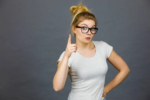 Vrouw dragen van bril wijzend op camera — Stockfoto