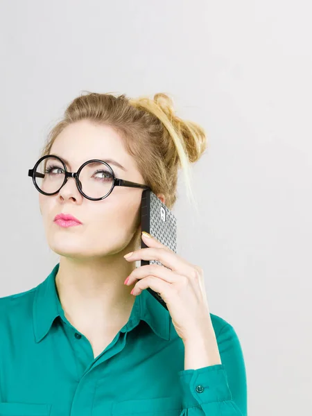 Femme d'affaires concentrée parlant au téléphone — Photo