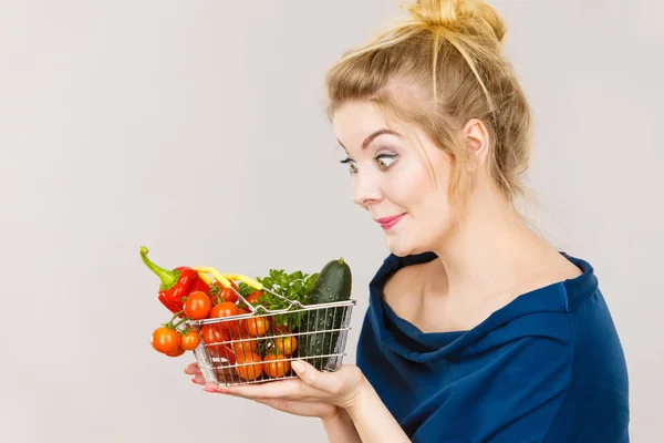 Donna tiene il carrello della spesa con verdure — Foto Stock