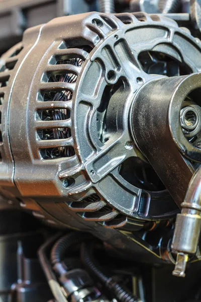 オルタネーター発電機エンジンの詳細なクローズ アップ — ストック写真