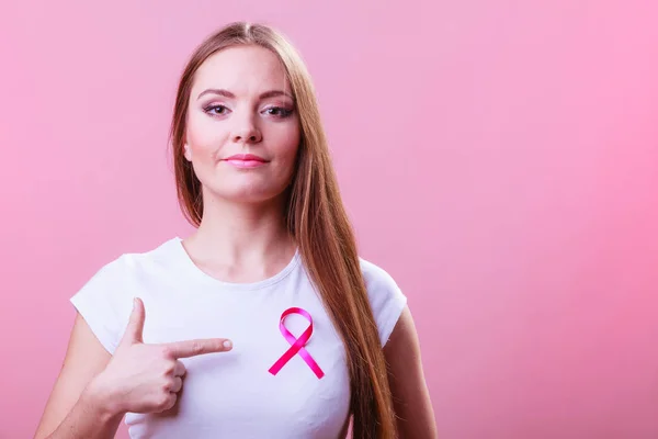 Žena wih růžovou rakoviny stuha na hrudi — Stock fotografie