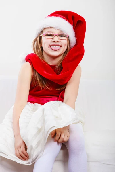 재미 있는 얼굴을 만드는 산타 모자에 소녀 — 스톡 사진