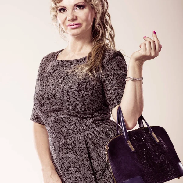 Mature lady with handbag. — Stock Photo, Image