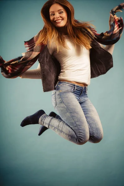 Damenmode Herbst Mädchen springen, fliegen in der Luft auf blau — Stockfoto