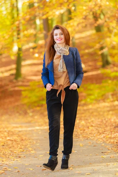 Fashionable young woman in forest. — Stock Photo, Image