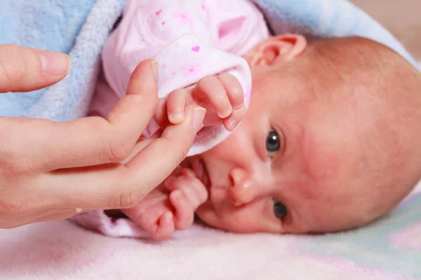 Weinig pasgeboren baby liggend in deken — Stockfoto