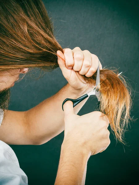 Мужские руки стригут длинные волосы — стоковое фото