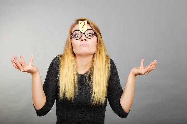 Strana nerd donna avendo punto interrogativo sulla fronte — Foto Stock