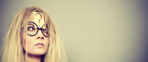 Mujer loca cansada después de un pensamiento intensivo —  Fotos de Stock