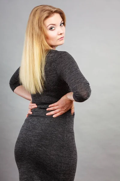 Atraktivní blondýna žena nosí těsné černé šaty — Stock fotografie