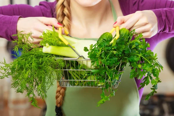 여자 쇼핑 바구니에 야채를 데 — 스톡 사진
