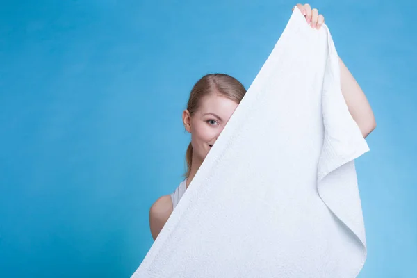 Mujer escondida detrás de una gran toalla blanca limpia — Foto de Stock