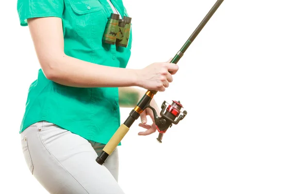 Femme avec canne à pêche, équipement de filature — Photo