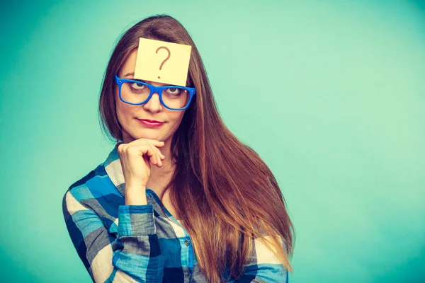 Denkende Frau mit großer Brille und Glühbirne — Stockfoto