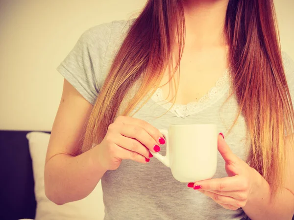 Mulher segurando xícara de bebida quente, sem rosto — Fotografia de Stock
