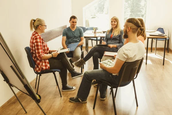 Groep mensen studenten werken samen — Stockfoto