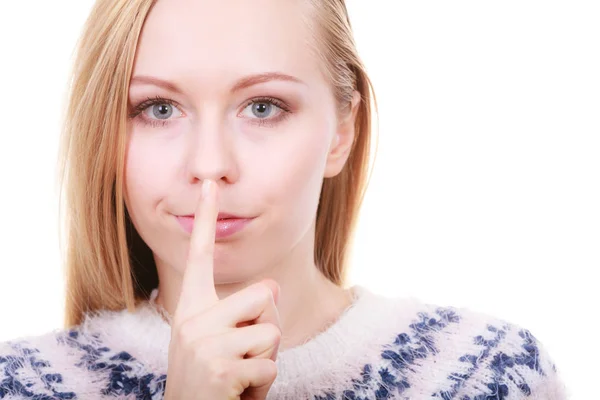 Joven mujer rubia haciendo gesto de silencio —  Fotos de Stock