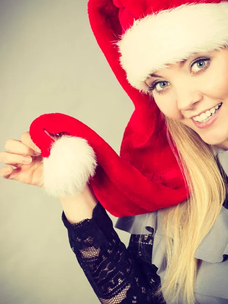Šťastná žena nosí klobouk pomocné Santa Claus — Stock fotografie