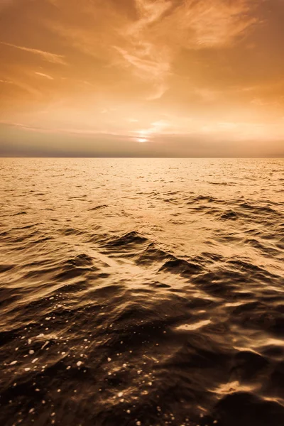 Ηλιοβασίλεμα στη θάλασσα στον ωκεανό — Φωτογραφία Αρχείου