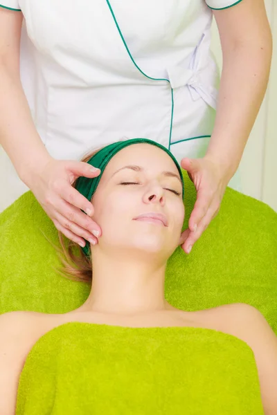 Mujer recibiendo masaje facial tradicional en esteticista —  Fotos de Stock