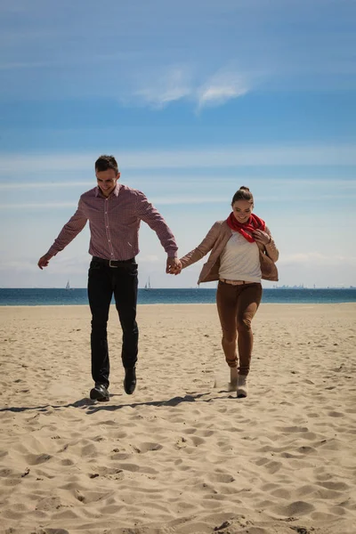 Couple heureux ayant rendez-vous sur la plage — Photo