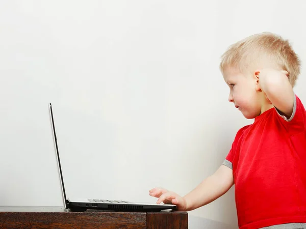 Ragazzino utilizzando computer portatile giochi di gioco — Foto Stock