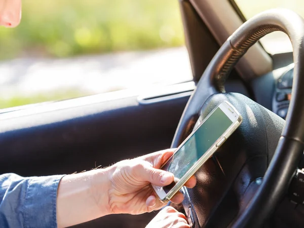 Mannen som använder sin telefon när han kör bil. — Stockfoto