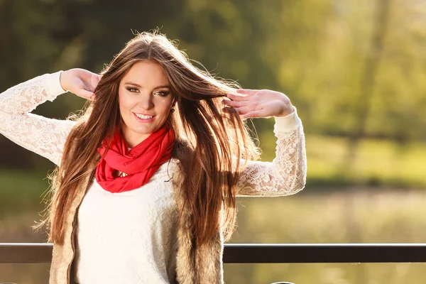 Porträtt flicka avkopplande promenader i höstens park. — Stockfoto