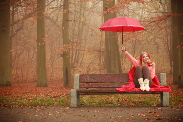 Mädchen im Herbstpark genießt Heißgetränk — Stockfoto