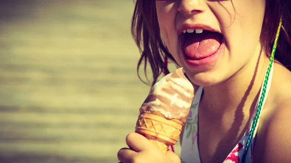 Kisgyermek lány eszik fagylaltot beach — Stock Fotó