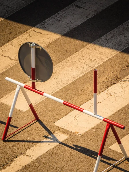 Segnale stradale temporaneo sulla strada della città — Foto Stock