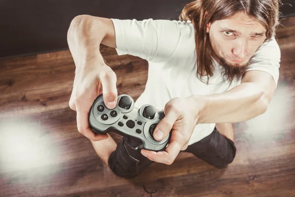 Homem estressado jogando no pad — Fotografia de Stock