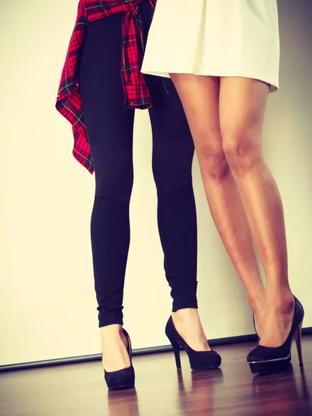 Deux femmes jambes présentant des talons hauts — Photo